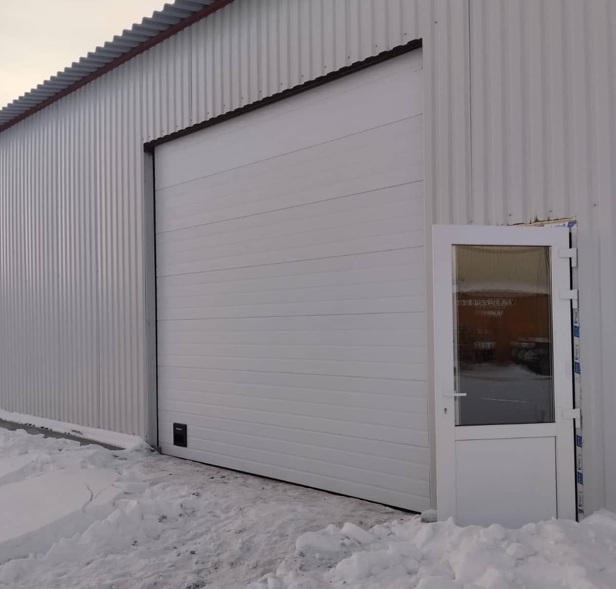 Секционные ворота DoorHan в Симферополе с установкой