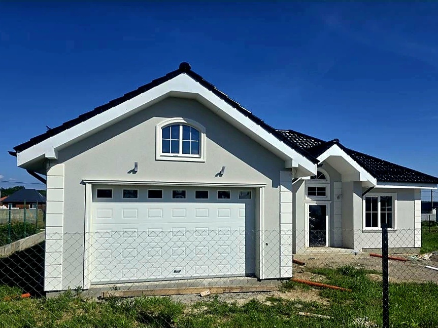 Секционные ворота DoorHan в Симферополе с установкой