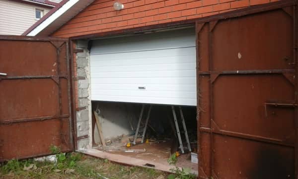 Секционные ворота DoorHan в Симферополе с установкой