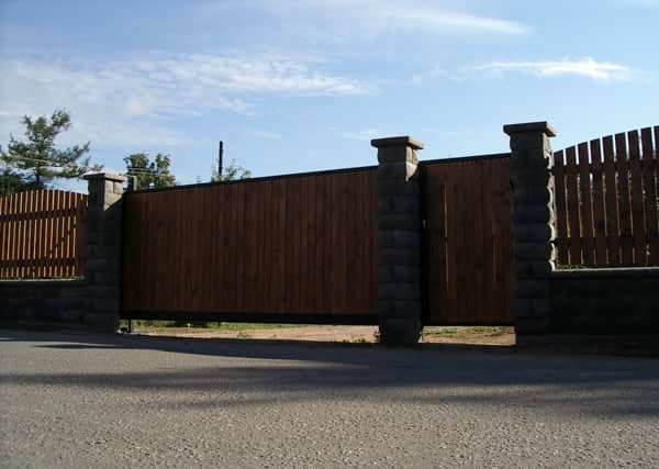 Уличные ворота DoorHan в Симферополе с установкой