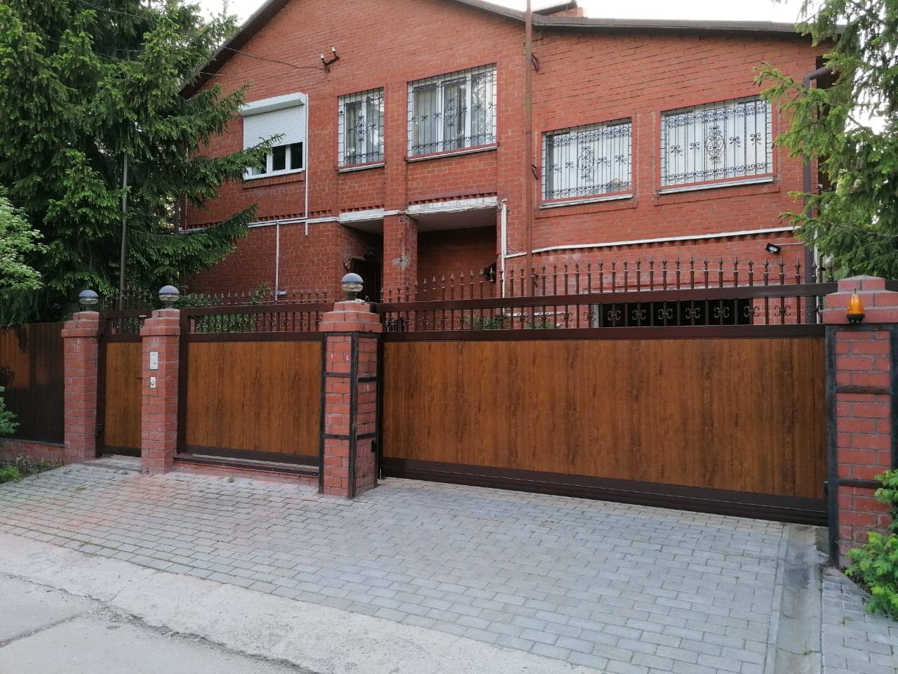 Уличные ворота DoorHan в Симферополе с установкой