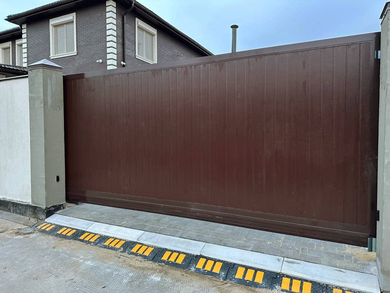 Уличные ворота DoorHan в Симферополе с установкой